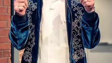 Chaqueta de terciopelo que lleva Ethan Hawke en Seth ayuda a Ethan Hawke a ensayar las líneas de su jugada