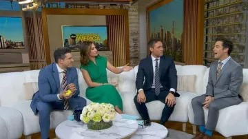 Vestido de punto crepé de Scanlan llevado por Rebecca Jarvis en Good Morning America el 28 de noviembre de 2025