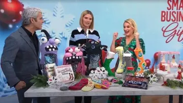 Camiseta de rugby a rayas de Claudie Pierlot Manon llevada por Jenna Bush Hager vista en Today with Jenna & Friends el 28 de noviembre de 2025