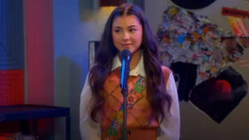 Chaleco de argyle Marni Mohair con hilos flotantes Camelia que lleva Posey (Lumi Pollack) como se ve en Electric Bloom (S01E12)