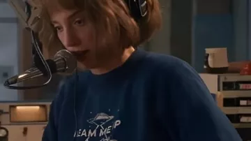 Jersey con estampado azul marino usado por Robin Buckley (Maya Hawke) como se ve en Stranger Things (T05)