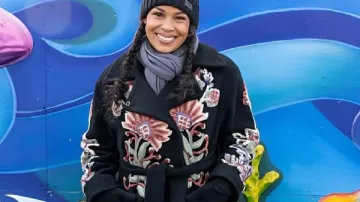 Abrigo floral negro del Desfile de Acción de Gracias de Jordin Sparks visto en el desfile del Día de Acción de Gracias de Macy's