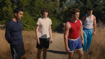 Pantalones cortos de fútbol americano Martine Rose que lleva Charlie (Jordan Firstman) como se ve en I Love LA (S01E05)