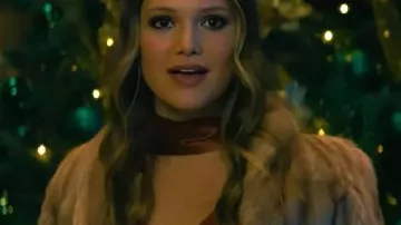 Abrigo de piel que lleva Sophia (Olivia Holt) como se ve en Jingle Bell Heist