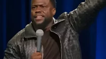 Chaqueta de cuero negra que lleva Self (Kevin Hart) como se ve en Kevin Hart: Acting My Age