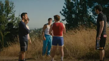 Pantalon Adidas Loose Fit bleu clair porté par Lukas (Froy Gutierrez) comme on le voit dans I Love LA (S01E05)