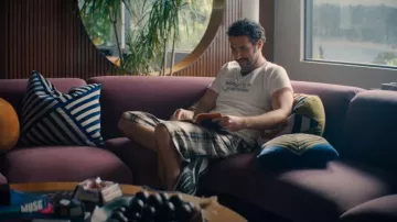 Pantalones cortos de sarga de pierna recta y cuadros de Acne Studios que lleva Charlie (Jordan Firstman) como se ve en I Love LA (S01E05)