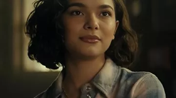 Camisa de cuadros azul de Paulina Chávez Landman S02 usada por Ariana Medina (Paulina Chávez) tal como se ve en Landman