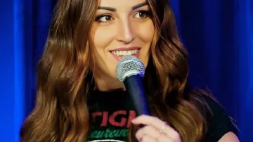 Sara Huntington: Camiseta corta negra con gráficos de la realeza del cinturón óxido en Weak Men