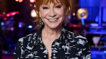 Camisa de vaqueros de Reba McEntire de The Voice S28 S28 que lleva Reba McEntire tal y como se ve en The Voice
