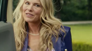 Veste violette Landman S02 Ali Larter portée par Angela Norris (Ali Larter) telle que vue dans Landman (S01)