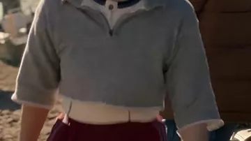 Polo porté par Jane Hopper (Millie Bobby Brown) dans Stranger Things : Le Monde Droit