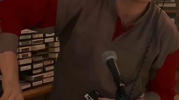 Sweater of Steve Harrington (Joe Keery) in Stranger Things: The Rightside Up