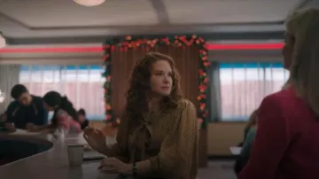 Blusa de cuello plisado con puntas y smythe que lleva Emily (Sarah Drew) como se ve en Mistletoe Murders (S02E01)