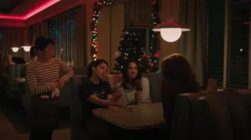 T-shirt en coton Détendu Supima de Lands' End porté par Sue Shin (Jean Yoon) tel que vu dans Mistletoe Murders (S02E01)