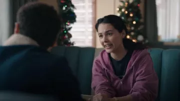 Sweat à capuche oversize bleu marine à fermeture éclair complète porté par Violet Wilner (Sierra Marilyn Riley) tel que vu dans Mistletoe Murders (S02E01)