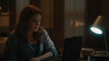 Taza de galleta de jengibre de Hobby Lobby Sleigh Bell Bistro llevada por Emily Lane (Sarah Drew) tal como se ve en Mistletoe Murders (S02E01)