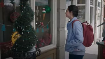 Mochila Kanken de Fjallraven usada por Violet Wilner (Sierra Marilyn Riley) como se ve en Mistletoe Murders (S02E01)