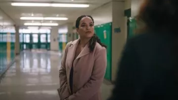 Manteau en laine rose Calvin Klein porté par Carrie (Tommie-Amber Pirie) tel qu’on le voit dans Mistletoe Murders (S02E01)