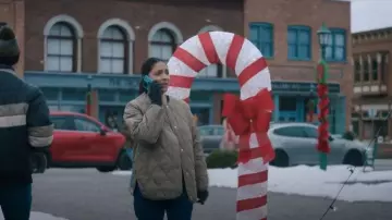 Pieces Pcstella Quilted Jacket Noos Bc worn by Carrie (Tommie-Amber Pirie) as seen in Mistletoe Murders (S02E01)