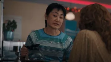 T-shirt à bandes à col rond à manches longues L.L.Bean Everyday® SunSmart porté par Sue Shin (Jean Yoon) tel que vu dans Mistletoe Murders (S02E01)