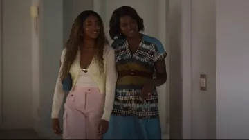 Pantalones cargo rosas Ganni usados por Lisa Wilkes (Simone Joy Jones) como se ve en Bel-Air (S04E04)