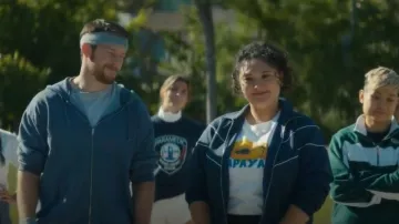 Chaqueta de punto Nike Sportswear Windrunner usada por la Dra. Dana Dang (Aury Krebs) vista en Mentes Brillantes (S02E07)