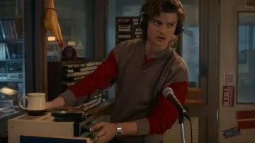 The Casio Vintage AQ-800E-1A is a retro-modern unisex watch that blends analog and digital displays with practical functions like dual time, a stopwatch, and an alarm of Steve Harrington (Joe Keery) in Stranger Things (S05E03)