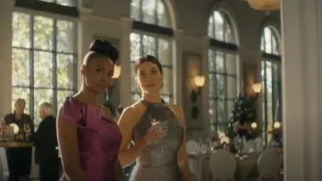 Rickie Freeman para la toga de columna de lazos de un solo hombro de Teri Jon llevada por la Dra. Carol Pierce (Tamberla Perry) como se ve en Mentes brillantes (S02E10)