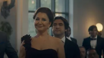 Vestido formal largo de terciopelo de Mac Duggal 68983 3D con flores largas de terciopelo que lleva (Donna Murphy) visto en Brilliant Minds (S02E10)