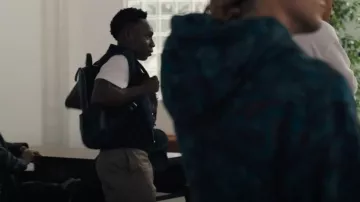 Mochila de cuero A.P.C. Sac Negra usada por Carlton Banks (Olly Sholotan) vista en Bel-Air (S04E04)