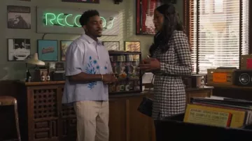 Chemise rayée à manches courtes Urban Outfitters portée par Jazz (Jordan L. Jones) telle que vue dans Bel-Air (S04E05)