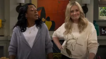 Painted Door Gift Boutique Horses Embrasse Sweat brodé porté par Gemma Johnson (Beth Behrs) tel que vu dans The Neighborhood (S08E07)