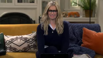 Pull superposé 100 % cachemire de Bloomingdales en bleu marine / Nouvelles rayures porté par Gemma Johnson (Beth Behrs) tel que vu dans The Neighborhood (S08E07)