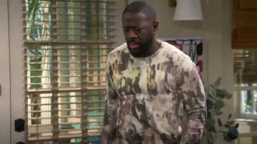 Jersey de John Varvatos Romain llevado por Malcolm Butler (Sheaun McKinney) visto en The Neighborhood (S08E07)