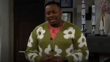 Goodfellow & Co chez Target Graphic Shirt dans le désert de cactus rose délavé porté par Marty Butler (Marcel Spears) tel que vu dans The Neighborhood (S08E07)