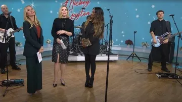 Robe veste Lena Ronny Kobo portée par Mickey Guyton telle que vue dans Today le 1er décembre 2025