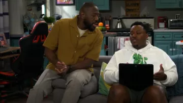 Vieille chemise de camp à manches courtes courtes en toile d’herbe portée par Malcolm Butler (Sheaun McKinney) telle que vue dans The Neighborhood (S08E07)