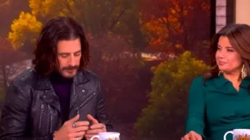 Veste de motard Chelsea de John Varvatos portée par Jonathan Roumie telle que vue dans The View le 1er décembre 2025