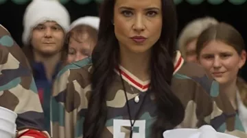 Le maillot camouflage rayé Rhiannon Cup Cup porté par le sergent-chef Kelly Brandt (Rhiannon Fish) tel que vu dans The Christmas Cup