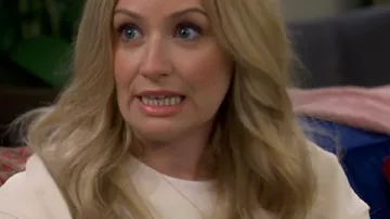 Le sweat-shirt à capuchon porté par Gemma Johnson (Beth Behrs) de Beth Behrs S08 Beth Behrs dans The Neighborhood (S08E01)