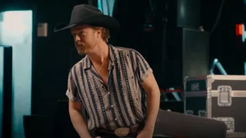 Uso original de camisa de hombre a rayas que lleva Jon Wood vista en The Road (S01E03)