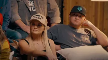 Camiseta Carhartt Garment Dye Pocket para hombres en gris usada por Cody Hibbard tal como se ve en The Road (S01E04)