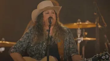 Wrangler Floral Black Snap Up que lleva Briana Adams como se ve en The Road (S01E05)