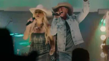Vestido mini sin tirantes de Windsor Western Baddie con cordones llevado por Billie Jo Jones, visto en The Road (S01E06)
