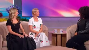 Vestido de punto y tafetán de punto acanalado largo de Maje llevado por Courtney McBroom, visto en The Jennifer Hudson Show el 13 de noviembre de 2025