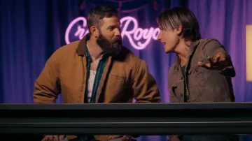 Chaqueta Detroit de hombre Brown Duck de Carhartt llevada por Jordan Davis como se ve en The Road (S01E07)