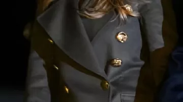 Manteau croisé porté par Melania Trump lors du retour de la Première Dame Melania Trump à la Maison-Blanche