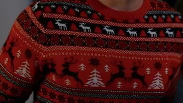 Pull de Noël rouge porté par Ben Rosenbaum dans The Christmas Cup