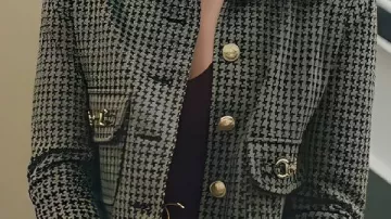 Manteau pied-de-poule porté par Rose Reid à Noël à chaque page